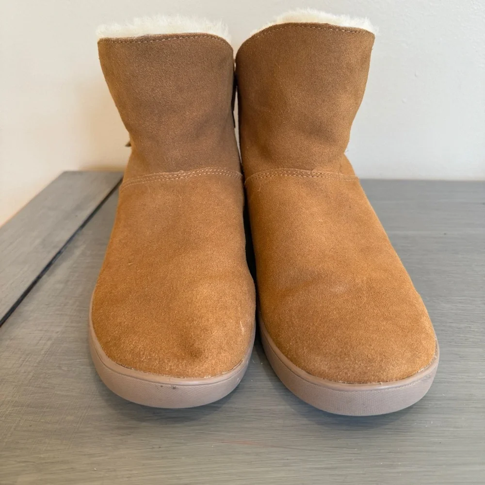 Koolaburra Shazi‎ Mini Chestnut Boots Suede Sheepskin 109362 Women's Shoes Bow 9